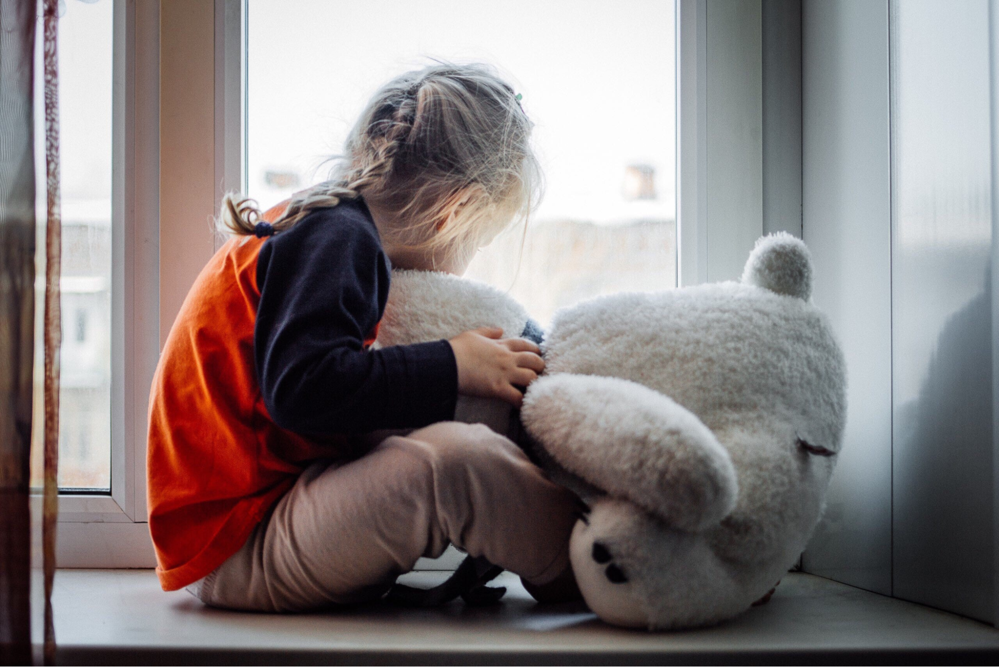 Thiếu hụt cảm xúc thời thơ ấu: Nguyên nhân và cách chữa lành