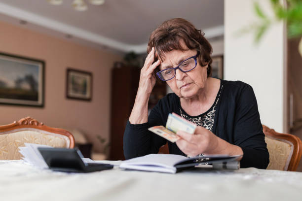 Nhiều người cao tuổi thường lo lắng, suy nghĩ về tài chính