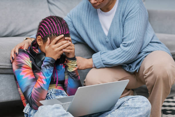 Cha mẹ nên làm gì khi con bị bắt nạt trực tuyến?
