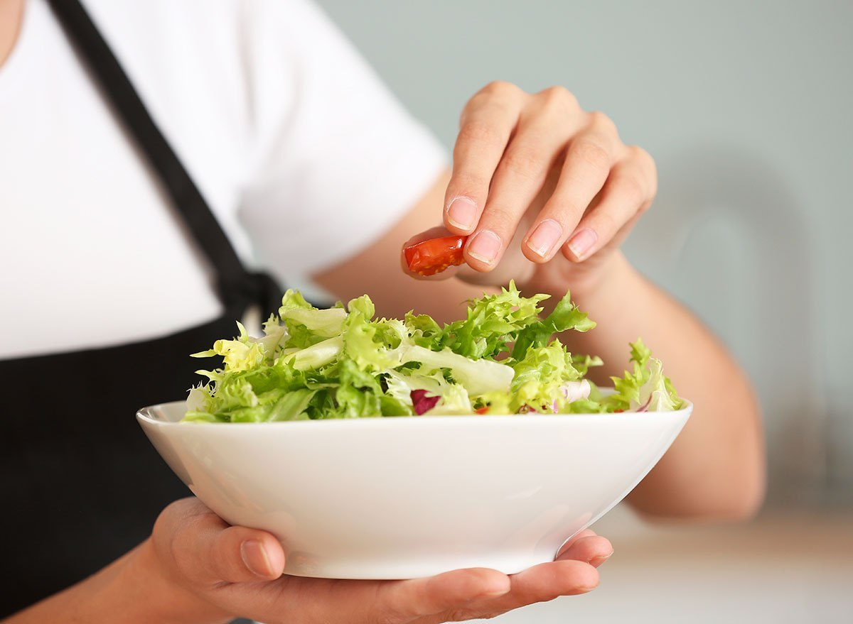 Salad là hình thức ăn tốt nhất với các loại rau cải lá xanh