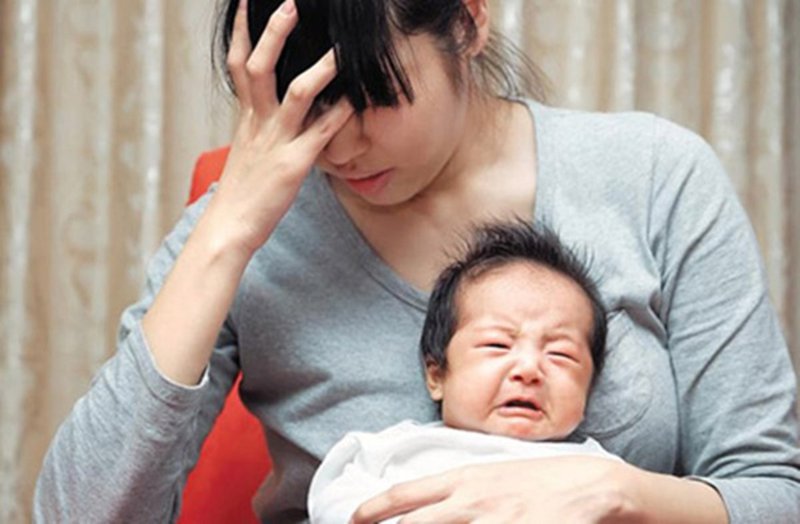 Chăm sóc con nhỏ có thể khiến phụ nữ mệt mỏi về cả thể chất và tinh thần