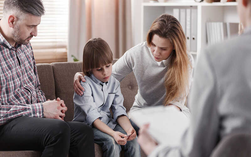 Cha mẹ có thể nhờ đến sự trợ giúp của người xung quanh và chuyên gia tâm lý