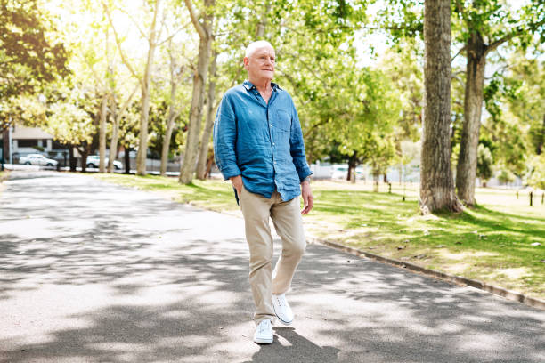 Ra khỏi nhà và đi dạo sẽ giúp người già bớt cảm giác cô đơn