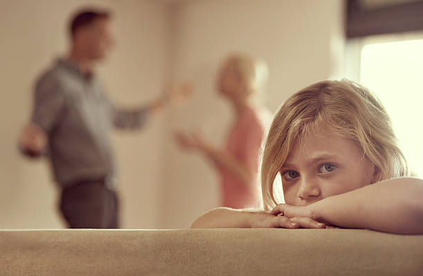 Con cái chứng kiến bố mẹ cãi nhau sẽ hình thành tâm lý lo lắng, thu mình lại