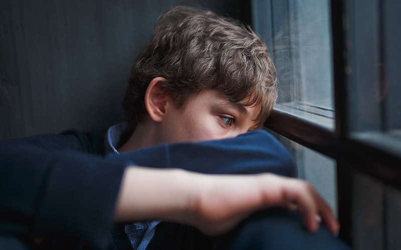 Trẻ bị trầm cảm ở tuổi dậy thì thường có biểu hiện buồn bã, tự cô lập bản thân