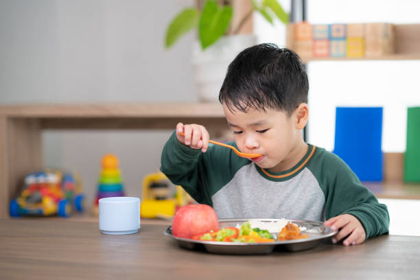 Cha mẹ nên chú ý đảm bảo chế độ ăn uống đủ dinh dưỡng cho trẻ
