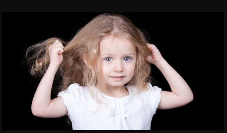 Cha mẹ nên cẩn trọng khi trẻ tự giật tóc, cấu vèo hay có nhiều vết thương, vết sẹo