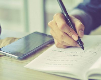 Bạn có thể tập viết nhật ký để dần loại bỏ việc suy nghĩ quá nhiều