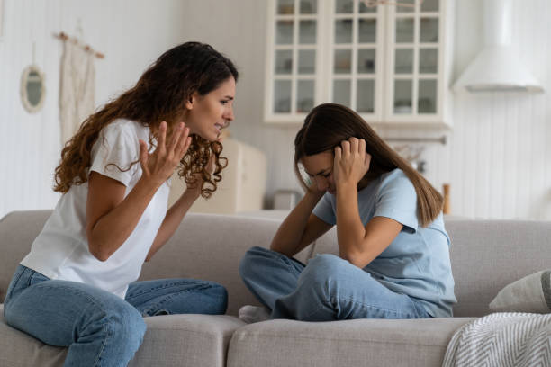 Bố mẹ khinh thường con cái: Nguyên nhân, hệ lụy và cách vượt qua