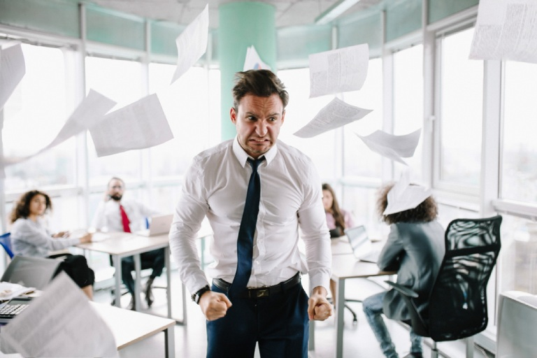 Dễ cáu gắt, nổi nóng là một dấu hiệu của tình trạng kiệt sức.